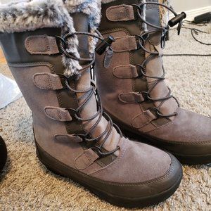 Girls snow boots size 3